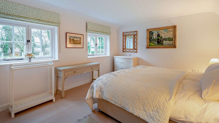 Uzaqda gizlənmiş yataq otağı səkkiz fransız ölkəsinin qəşəngliyinə işarə olan füsunkar bir otaqdır