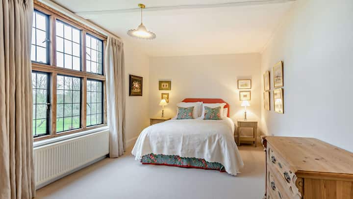 İki nəfərlik çarpayı yataq otağında rahat gecə yuxusu təmin edir