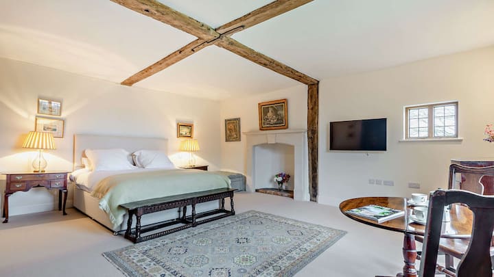 Yataq otağındakı taxta tirlərin altında böyük ölçülü çarpayı yerləşir