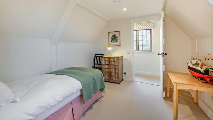 Küncə sıxılmış bir çarpayı ilə son yataq otağı ətrafdakı sahələrə baxır 