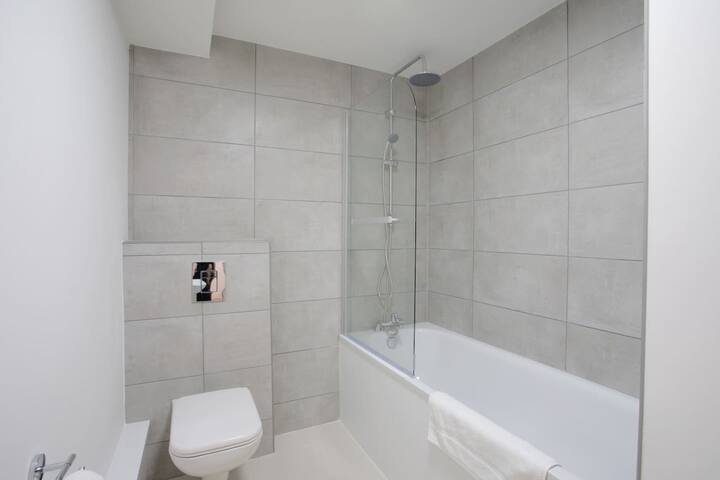 2BR | smart TV | self check-in | coffee machine gallery image 5