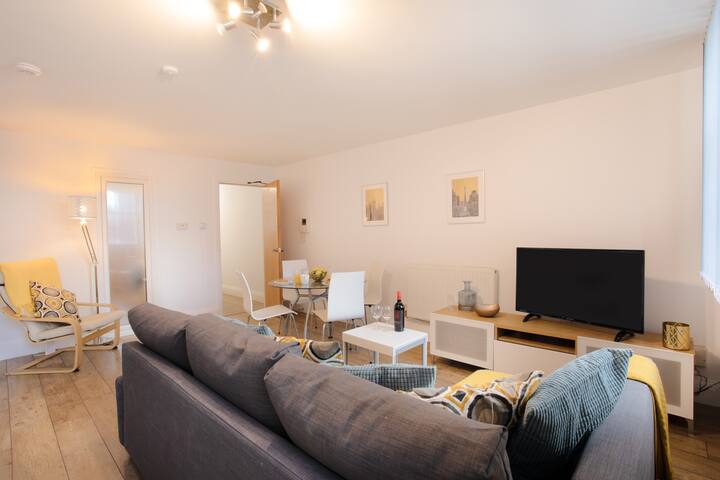 2BR | smart TV | self check-in | coffee machine gallery image 3