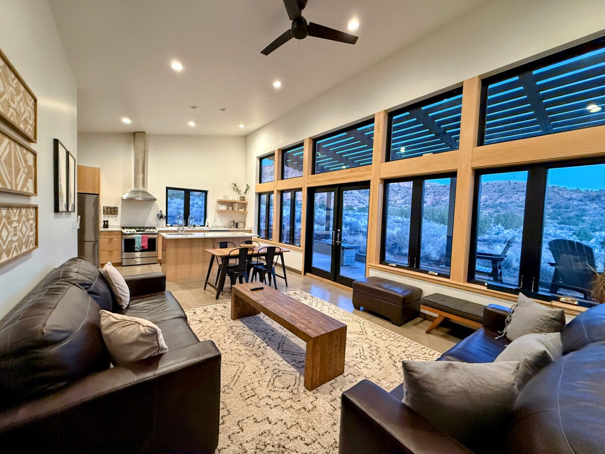Top performing Airbnb: Luxury Moab Retreat—Stunning Views Private Trails in Spanish Valley