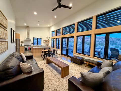 Top performing Airbnb: Luxury Moab Retreat—Stunning Views Private Trails in Spanish Valley