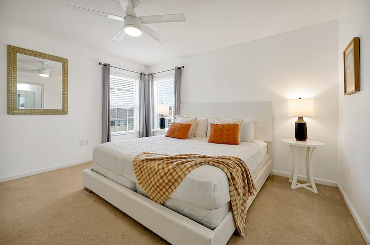 Ingia kwenye starehe na uzuri ukiwa na chumba kikuu cha kulala kilichoundwa kwa ajili ya mapumziko, mtindo na usingizi bora wa usiku. Iwe uko likizo au unaunda sehemu ya ndoto nyumbani, likizo hii yenye nafasi kubwa ni likizo bora kabisa.