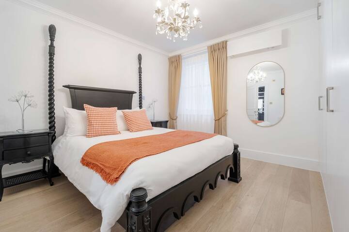 Luxurious 2BR Oasis in South Kensington w/ Air Con gallery image 3