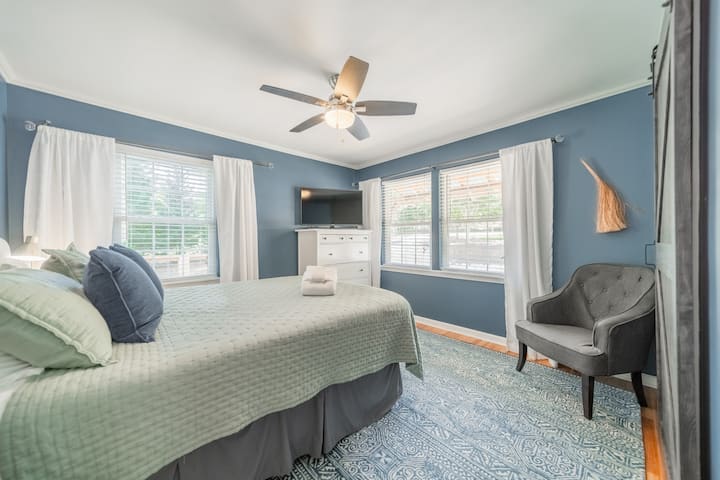 Დაისვენეთ და განიტვირთეთ იატაკის ძირითად საძინებელში, პირადი სარგებლობისთვის განკუთვნილი კარადით, ვენტილატორითა და ტელევიზორით.