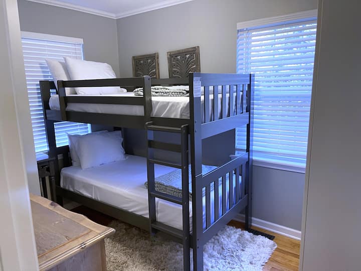 Ბავშვებსაც კი აქვთ საკუთარი საცხოვრებელი იატაკის ორსართულიანი საწოლების მთავარ ოთახში.  Დასასვენებლად სახალისო ხერხი.