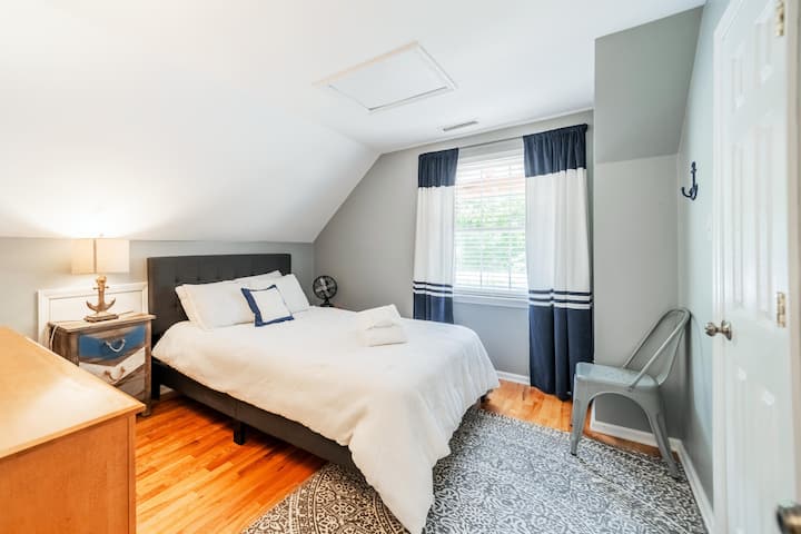 Ზემოთ არის საძინებელი დედოფლის ზომის საწოლით, კარადათი და ტელევიზორით.  Თავს ისე გრძნობს, როგორც თავშესაფარი!