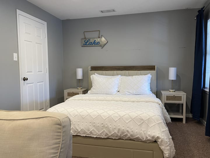 Დაბლა მდებარე საცხოვრებელ სივრცეში, ასევე, არის დედოფლის ზომის საწოლი, რომელიც საშუალებას გაძლევთ, მეტი საძინებელი ადგილი გქონდეთ საკმარისი ოთახით.