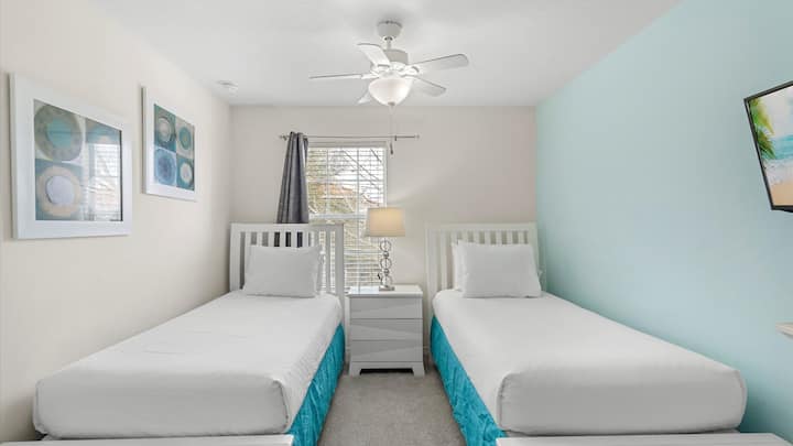 Спалня с 2 отделни легла и смарт телевизор