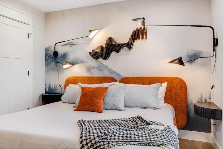 Veliki bračni krevet s USB konzolama na stolićima i TV-om od 50 inča na gornjoj etaži