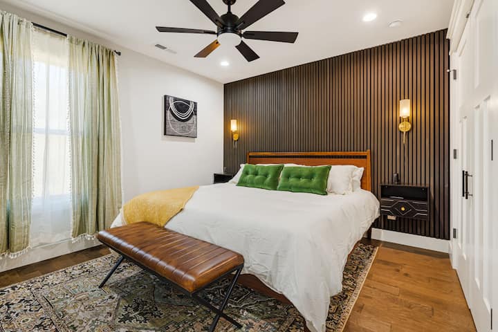 Veliki bračni krevet s USB konzolama na stolićima i TV-om od 50 inča na gornjoj etaži