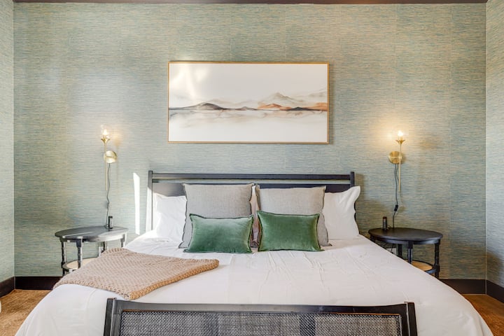 Veliki bračni krevet u glavnoj spavaćoj sobi s TV-om od 50 inča