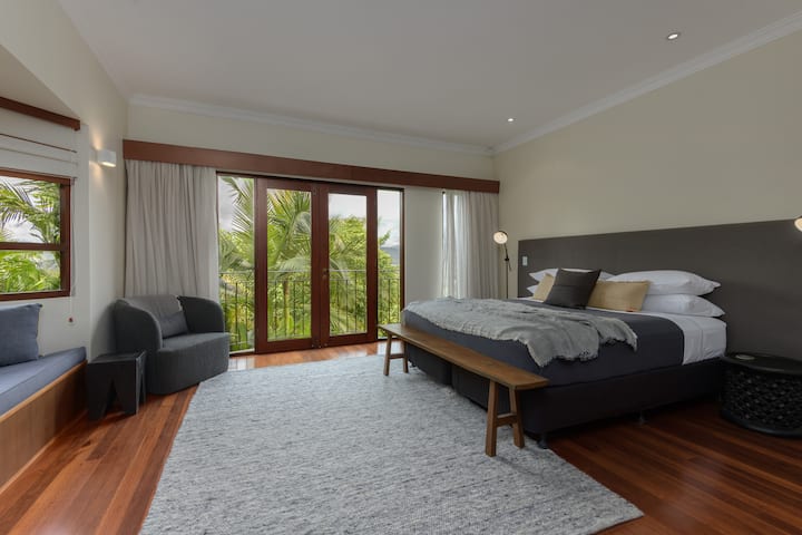 Recarregue as energias na suíte de nível inferior, com uma cama de casal versátil, suíte privativa e vistas tranquilas para o jardim, oferecendo uma escapadela tranquila.