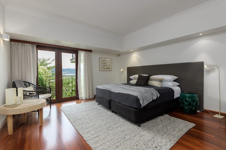 Delicie-se com o conforto na segunda suíte de nível inferior, completa com uma cama de casal, uma decoração elegante e uma suíte com uma banheira de imersão para o máximo relaxamento.