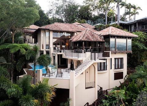 Sophisticated Tropical Villa with Infinity Pool