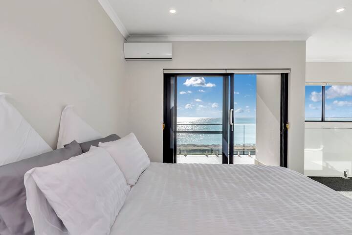 Oceanfront Retreat with Stunning Marina Views gallery image 4