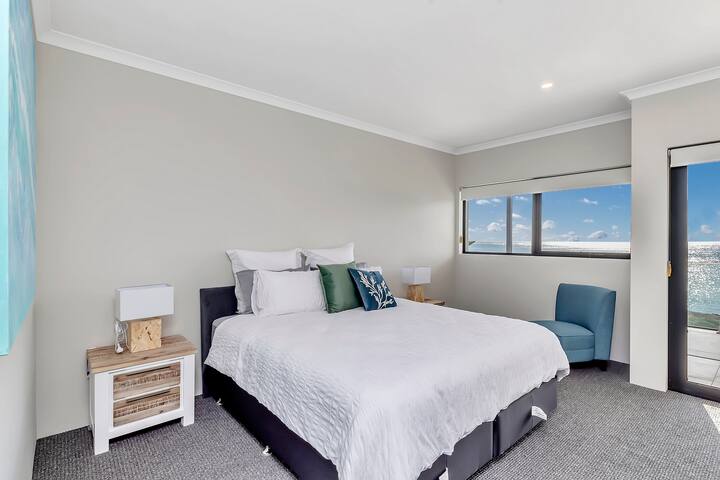 Marina-Ocean Front Escape with Breathtaking Views gallery image 4