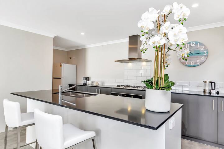 Marina-Ocean Front Escape with Breathtaking Views gallery image 3