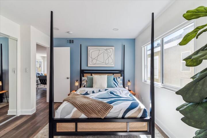 Steps to Venice Sand | BBQ, Fire Pit, Parking gallery image 2