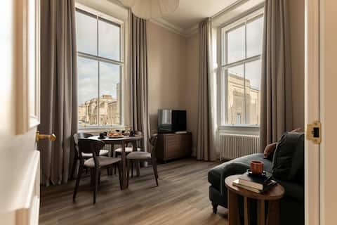 2-Bed Old Town View Apt at Moment George IV Bridge