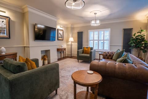 Popular Airbnb listing: Pineapple Suites - Apartment 3 in Hotwells And Harbourside