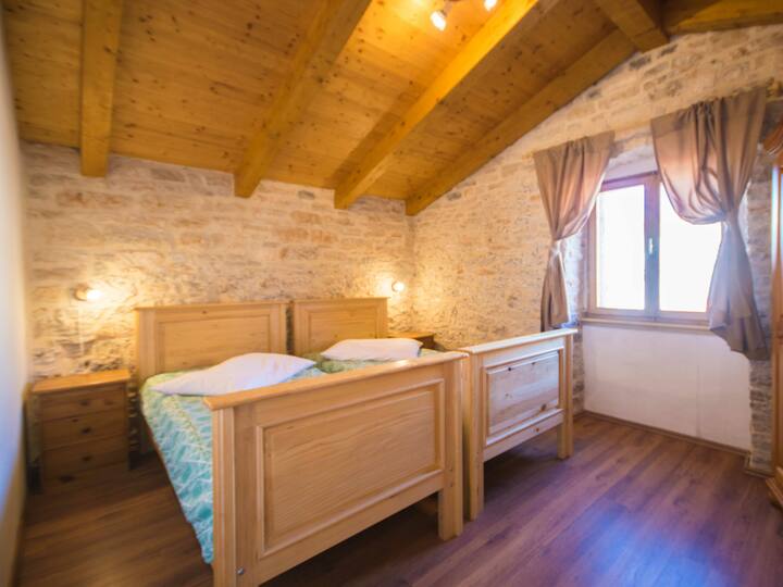 תאורה רכה, עיצוב מסוגנן ומצעים מפנקים הופכים כל חדר שינה לחלום שמתגשם.