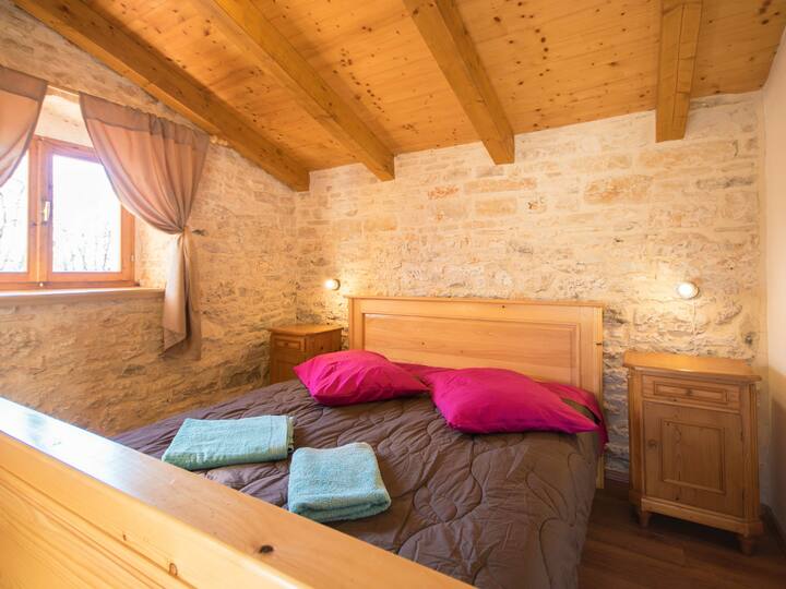 תתעוררו רעננים בחדר שינה מעוצב להפליא, עם מצעים רכים ואווירה שלווה.