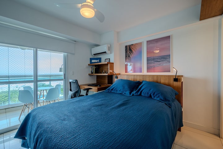 Habitación 1 con baño privado, equipada con cama tamaño queen, aire acondicionado, cortinas opacas, ropa de cama, mantas, almohadas y un lugar para guardar la ropa. Acceso directo al balcón con vistas al mar.

















