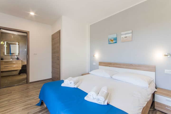 ผ้าปูที่นอนนุ่มสบาย การตกแต่งที่หรูหรา และความสะดวกสบายจากเครื่องปรับอากาศทำให้ทุกคืนที่วิลล่าซาตินเป็นเหมือนความฝัน