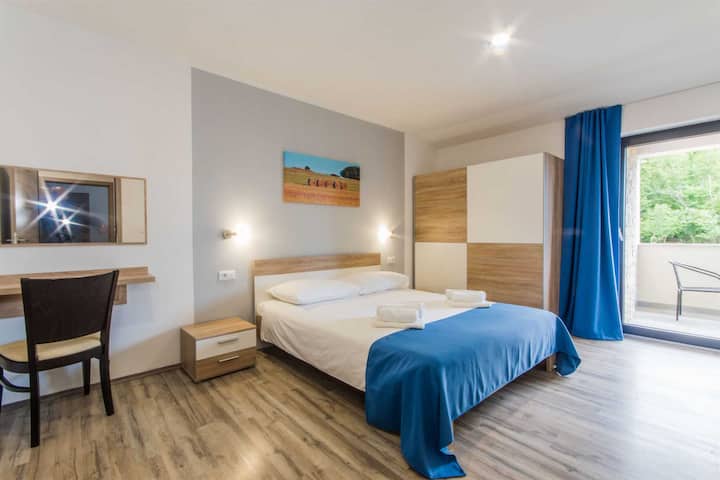 ที่พักอบอุ่น โรแมนติก และตกแต่งอย่างสวยงาม ห้องนอนแต่ละห้องช่วยให้มั่นใจได้ว่าคุณจะได้พักผ่อนอย่างเงียบสงบจากชีวิตประจำวัน