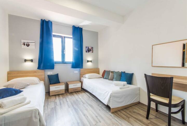 ห้องนอนของวิลล่าซาตินให้ความรู้สึกเป็นสถานที่พักผ่อนที่เงียบสงบ ออกแบบมาเพื่อการพักผ่อนและการนอนหลับที่ผ่อนคลายสุดๆ