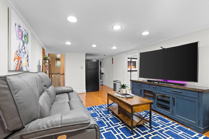 Central location! 9 bedroom house sleeps 20 people gallery image 4
