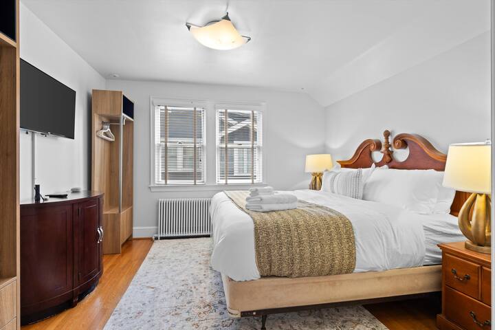 Central location! 9 bedroom house sleeps 20 people gallery image 5