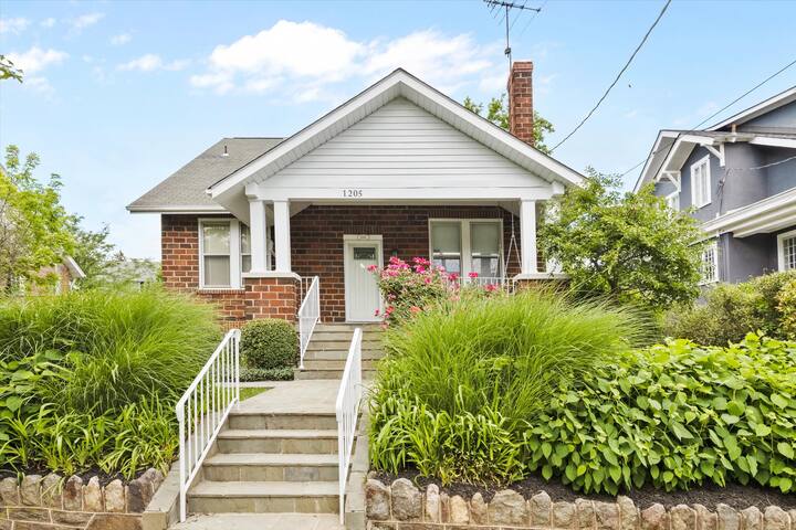 Central location! 9 bedroom house sleeps 20 people gallery image 2