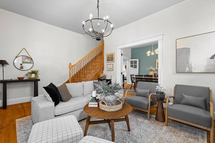 Central location! 9 bedroom house sleeps 20 people