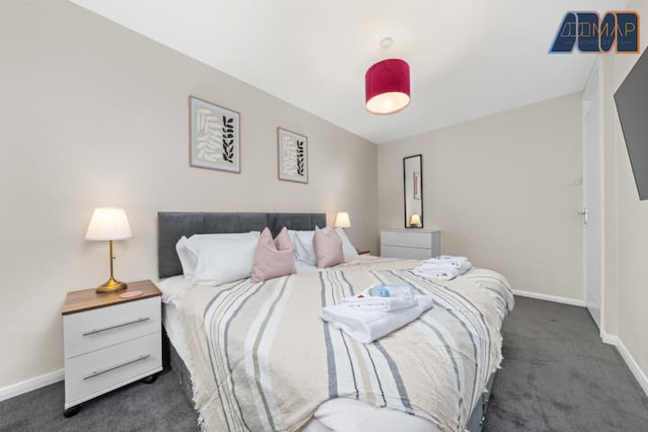 Utečte sa do pohodlia v našej priestrannej spálni s plyšovými posteľami so zipsom, ktoré môžu byť usporiadané ako jednolôžkové alebo super king pre dokonalý nočný spánok!