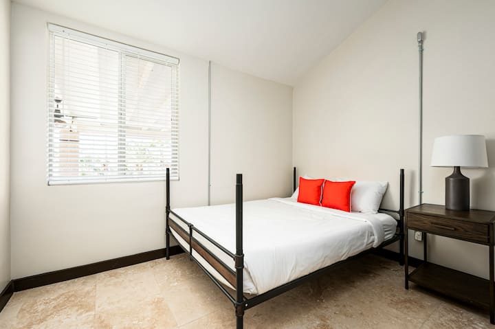 Gostinjska kuća, spavaća soba 1 - bračni krevet (širine 150-179 cm)