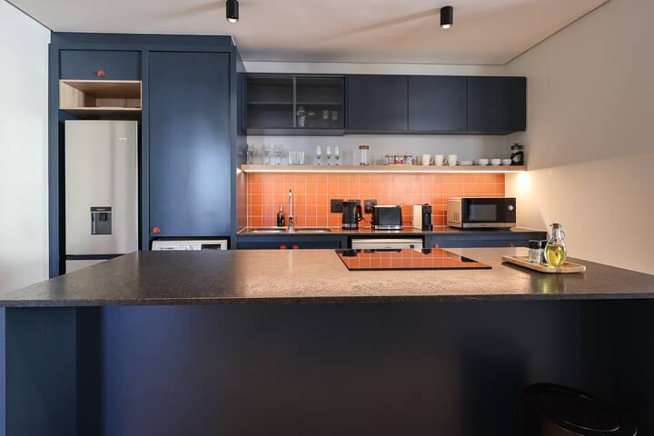 Oceanview Elegance – Rooftop Pool & Concierge gallery image 4