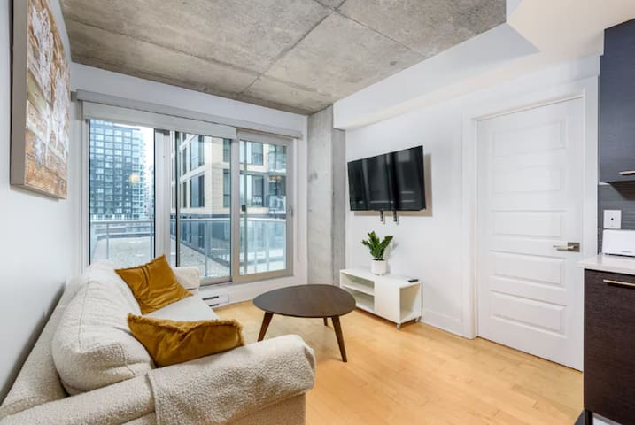 Delightful 2-BDR condo MTL gallery image 2