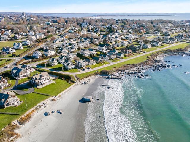 Walk to beach corner lot, 5 bed large yard gallery image 3