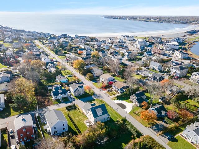 Walk to beach corner lot, 5 bed large yard gallery image 2