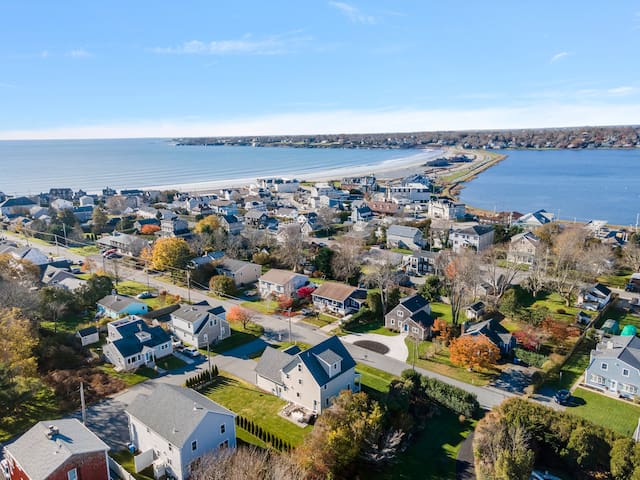 Walk to beach corner lot, 5 bed large yard