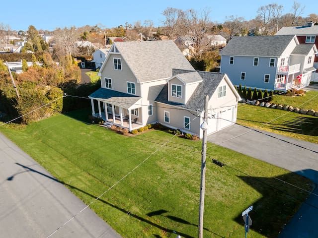 Walk to beach corner lot, 5 bed large yard gallery image 5