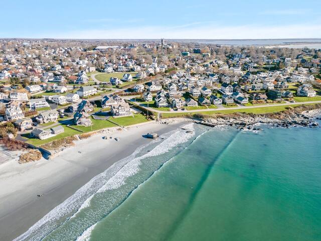 Walk to beach corner lot, 5 bed large yard gallery image 4