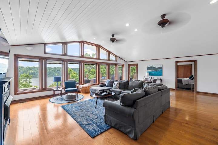 Grande Villa – Lake View w/ Game Room!
