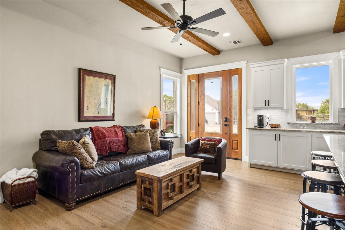 Popular Airbnb listing: NEW Texas Construction Stunning Views & Lake Acces in Granbury