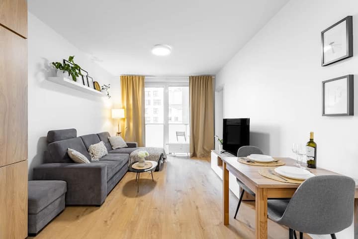 City View Retreat W/ Kitchen & Balcony - 브라티슬라바
