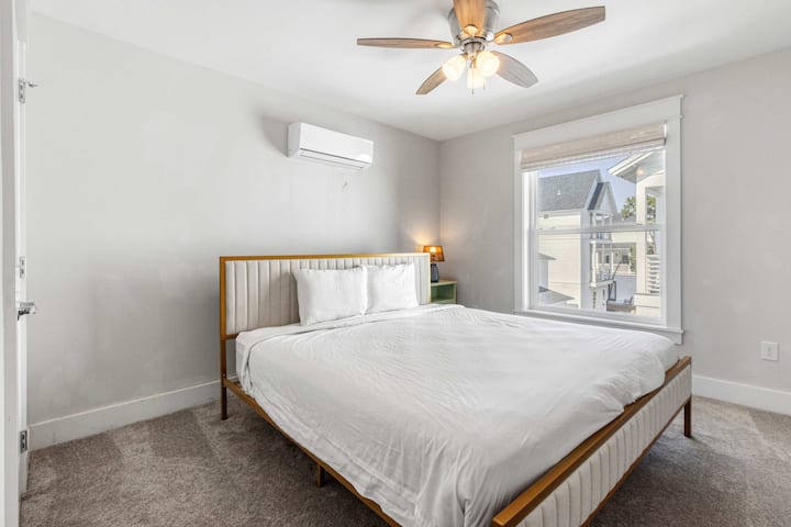 Спалня 3: суперголямо двойно легло, трети етаж, килер, вентилатор на тавана